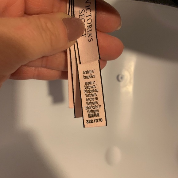 🔥 BNWOT! Victoria Secrets bralette 🔥 - Picture 3 of 3